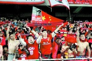 北京时间12月3日03:45，意甲第14轮AC米兰主场迎战弗洛西诺尼的比赛，上半场约维奇凌空抽射打进米兰首球，下半场迈尼昂助攻普利希奇破门，托莫里门前推射扩大比分，布莱夏尼尼定位球扳回一城，最终米兰3-1弗洛西诺内仍居第三。
